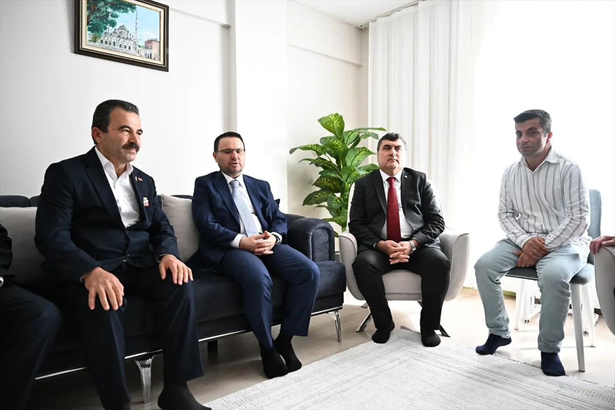 Adalet Bakanı Gürlek’ten, Sultanbeyli’de şehit ailesine ziyaret Adalet Bakanı Gürlek’ten, Sultanbeyli’de şehit ailesine ziyaret