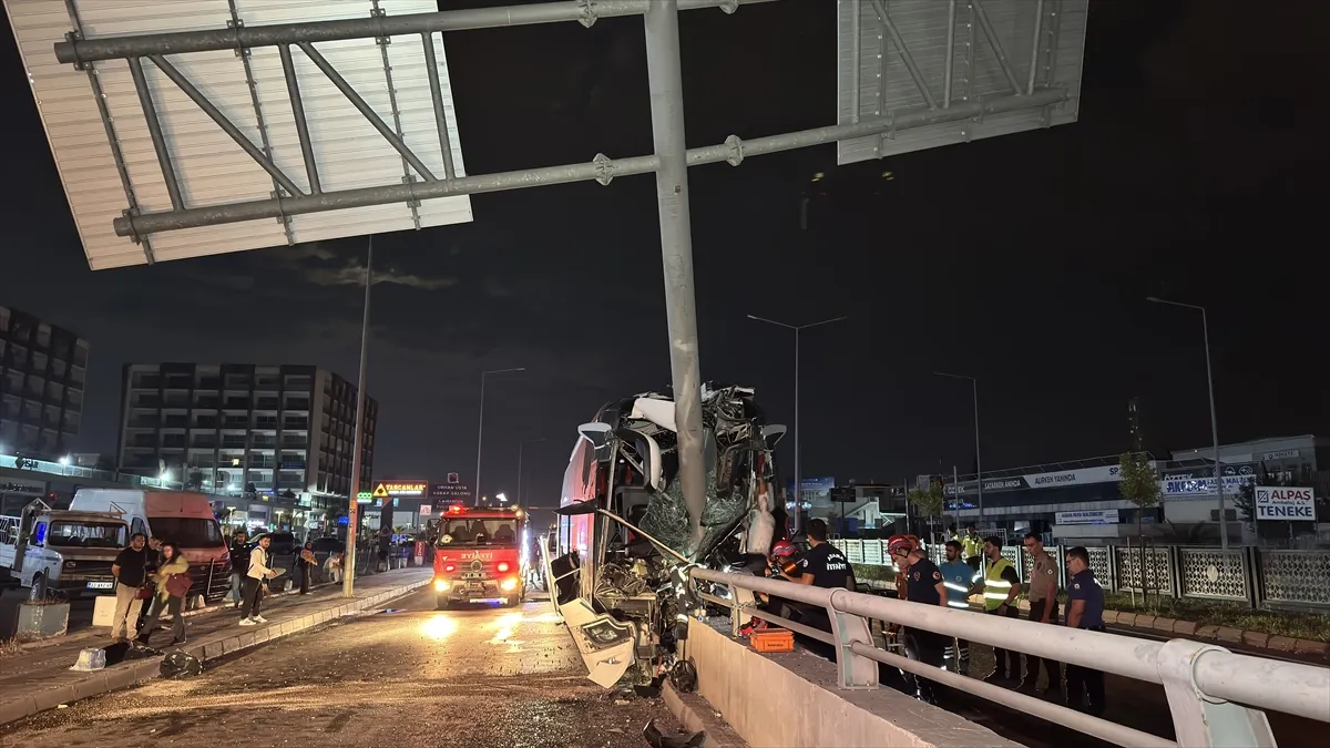 Adana’da yolcu otobüsünün tabela direğine çarpması sonucu 11 kişi yaralandı Adana’da yolcu otobüsünün tabela direğine çarpması sonucu 11 kişi yaralandı