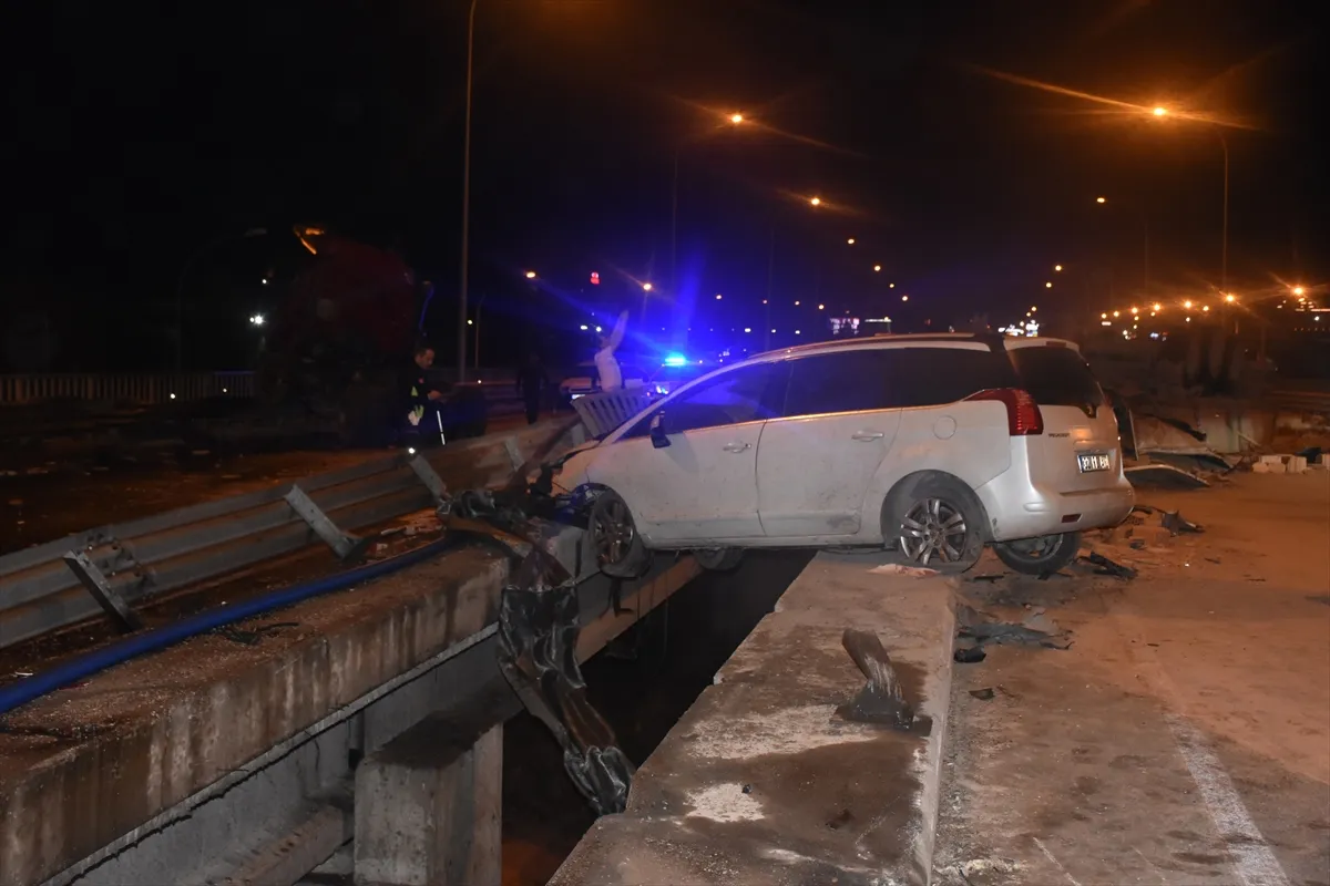 Afyonkarahisar’da 4 aracın karıştığı trafik kazasında 1 kişi öldü, 7 kişi yaralandı Afyonkarahisar’da 4 aracın karıştığı trafik kazasında 1 kişi öldü, 7 kişi yaralandı