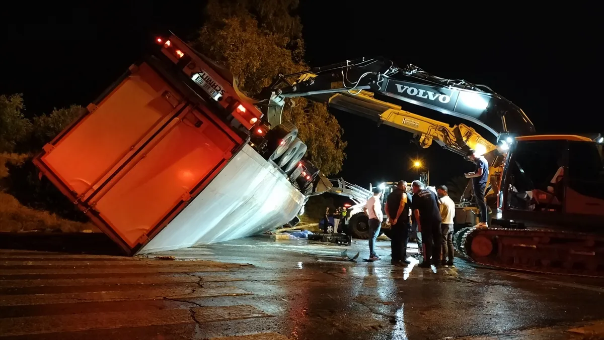 Antalya’da devrilen tırın altında kalan 2 kişi öldü Antalya’da devrilen tırın altında kalan 2 kişi öldü