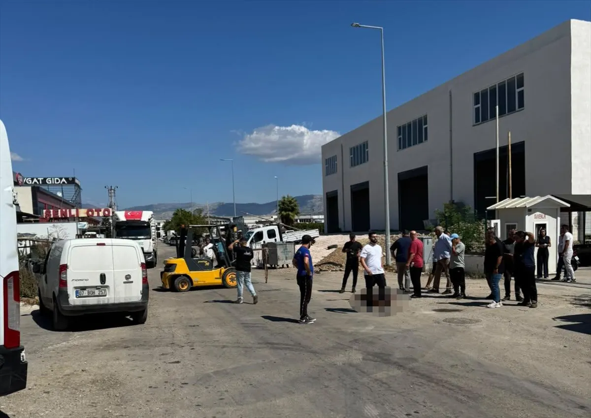 Antalya’da forklift ataşmanına çarpan motosikletin sürücüsü hayatını kaybetti Antalya’da forklift ataşmanına çarpan motosikletin sürücüsü hayatını kaybetti
