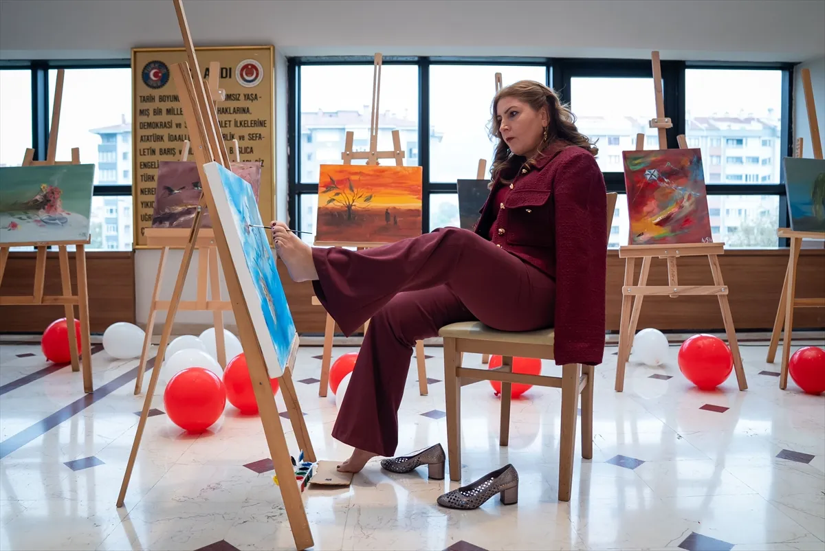 Ayaklarıyla hayata tutunan ressam Ayşe Işık’ın eserleri Ankara’da sanatseverlerle buluştu