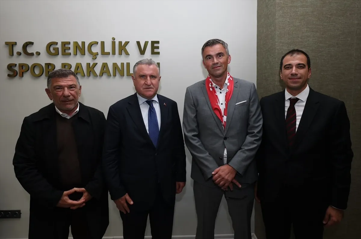 Bakan Bak, Avrupa Okul Sporları Federasyonu heyetini kabul etti Bakan Bak, Avrupa Okul Sporları Federasyonu heyetini kabul etti