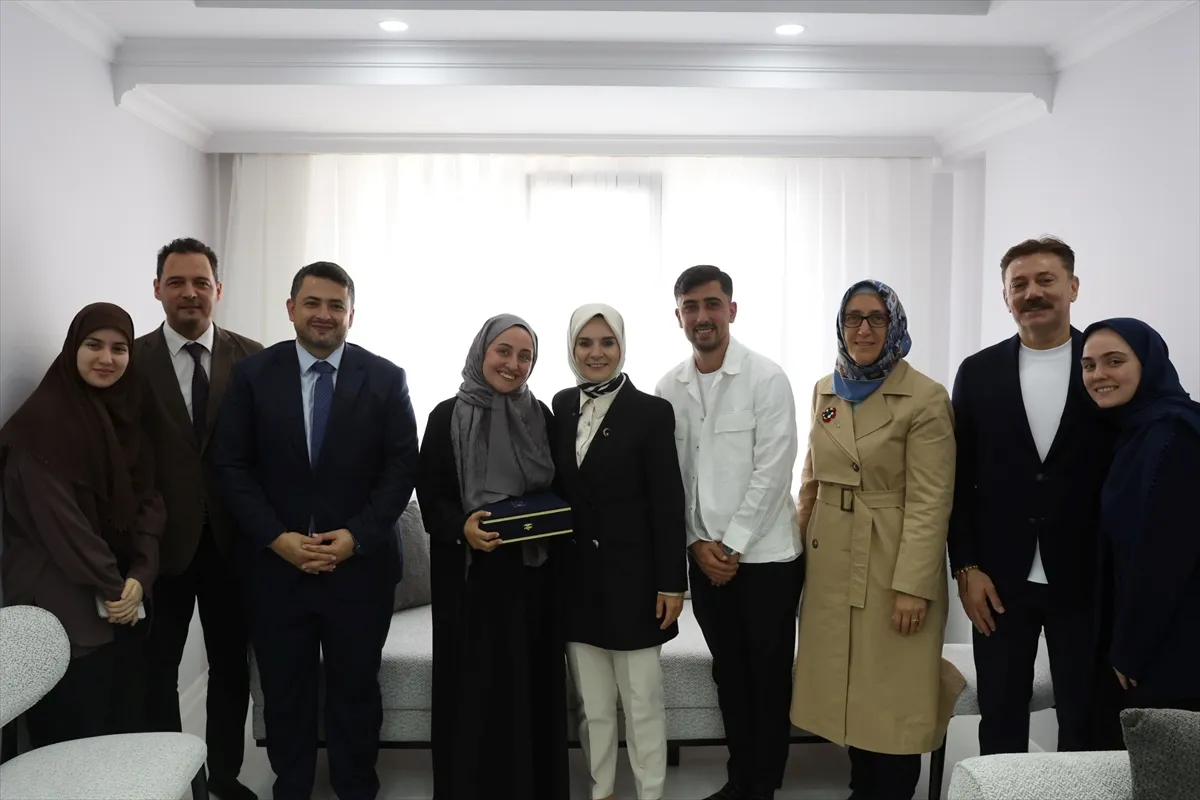 Bakan Göktaş, evlilik kredisinden yararlanan yeni evli çiftin ilk misafiri oldu Bakan Göktaş, evlilik kredisinden yararlanan yeni evli çiftin ilk misafiri oldu