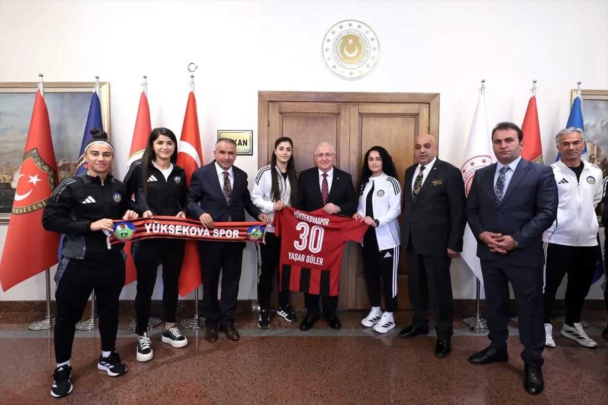 Bakan Güler, Yüksekova Spor Kadın Futbol Takımı’nı kabul etti Bakan Güler, Yüksekova Spor Kadın Futbol Takımı’nı kabul etti
