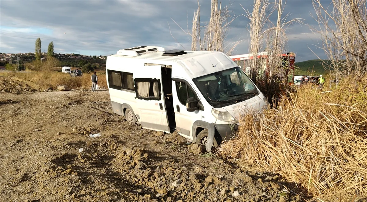 Balıkesir’de işçi servisinin yol kenarındaki toprak yığınına çarptığı kazada 13 kişi yaralandı Balıkesir’de işçi servisinin yol kenarındaki toprak yığınına çarptığı kazada 13 kişi yaralandı