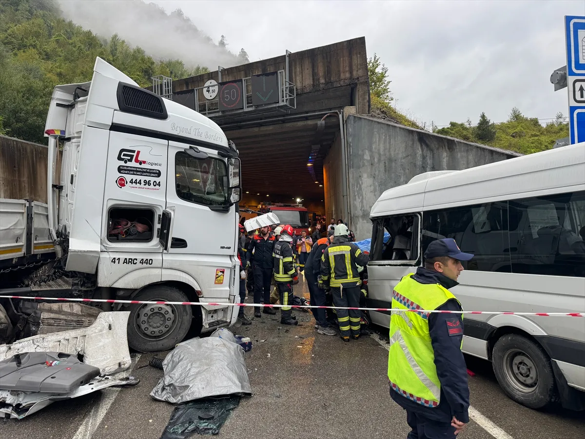 Bartın’da minibüs ile tırın çarpıştığı kazada 1 kişi öldü, 11 kişi yaralandı (GÜNCELLEME)