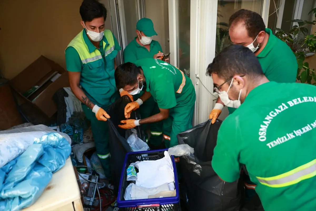 Bursa’da bir evden 2 kamyon çöp çıkarıldı
