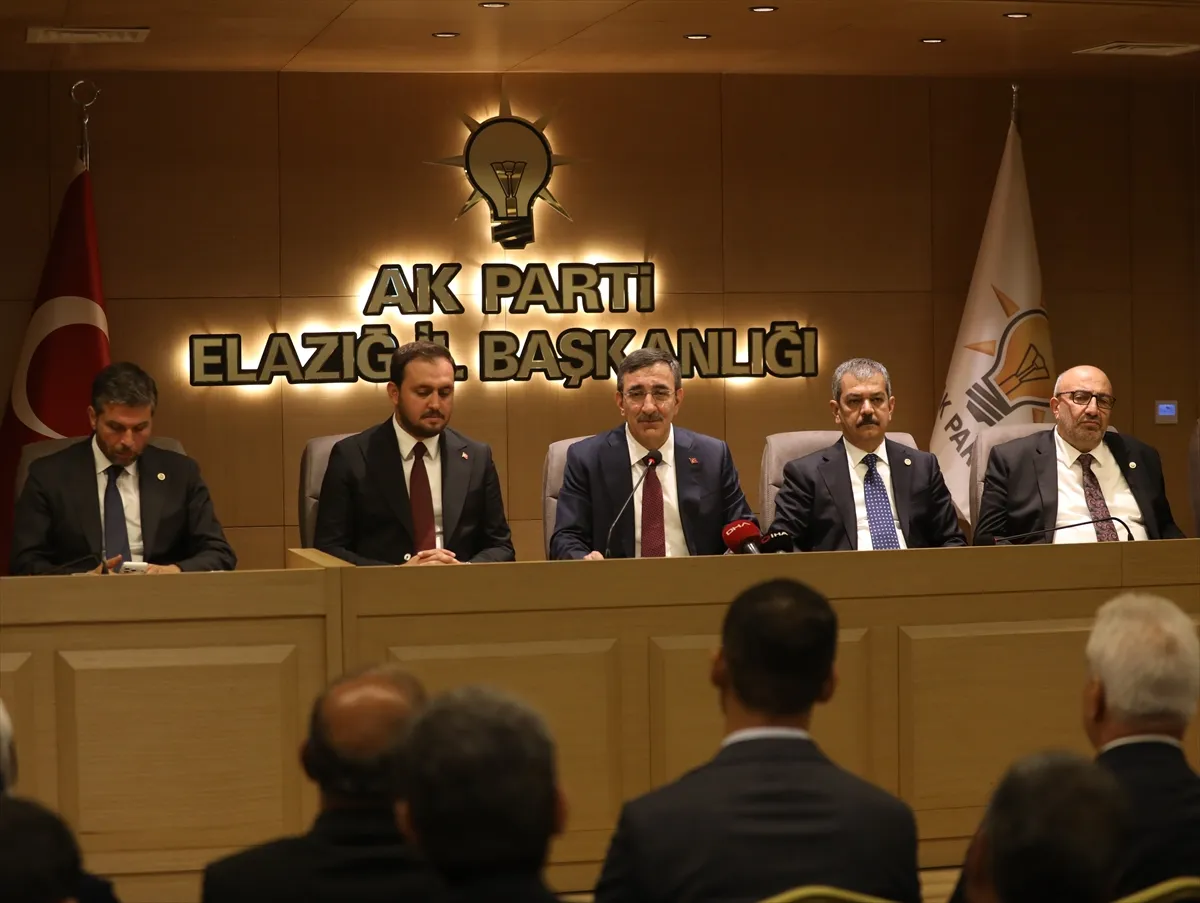 Cumhurbaşkanı Yardımcısı Cevdet Yılmaz, Elazığ’da AK Parti İl Başkanlığında konuştu Cumhurbaşkanı Yardımcısı Cevdet Yılmaz, Elazığ’da AK Parti İl Başkanlığında konuştu