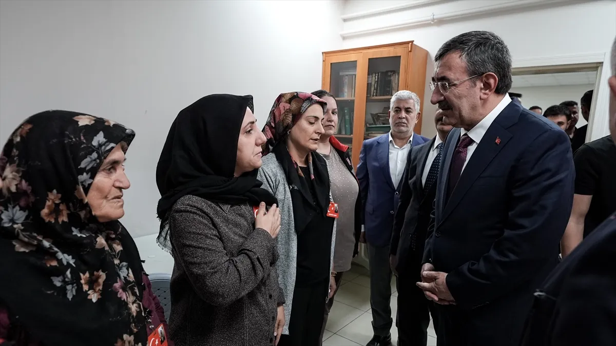 Cumhurbaşkanı Yardımcısı Yılmaz’dan Elazığ’da şehit Sevim’in ailesine taziye ziyareti Cumhurbaşkanı Yardımcısı Yılmaz’dan Elazığ’da şehit Sevim’in ailesine taziye ziyareti