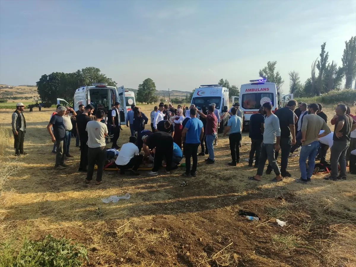 Diyarbakır’da devrilen otomobildeki 4’ü çocuk 9 kişi yaralandı Diyarbakır’da devrilen otomobildeki 4’ü çocuk 9 kişi yaralandı
