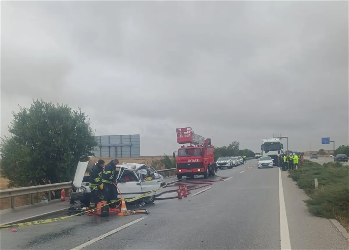 Eskişehir’de tırla çarpışan otomobildeki 2 kişi yaşamını yitirdi Eskişehir’de tırla çarpışan otomobildeki 2 kişi yaşamını yitirdi