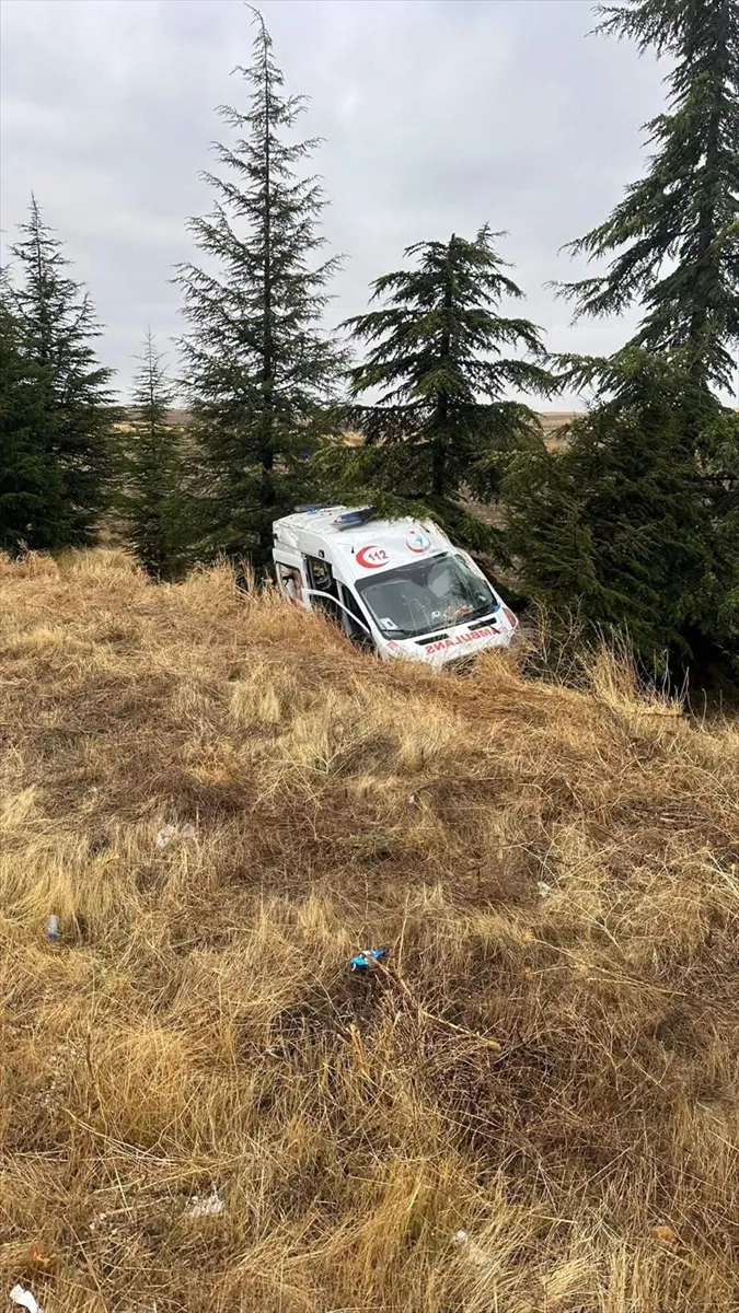Eskişehir’de yoldan çıkan ambulanstaki 4 kişi yaralandı