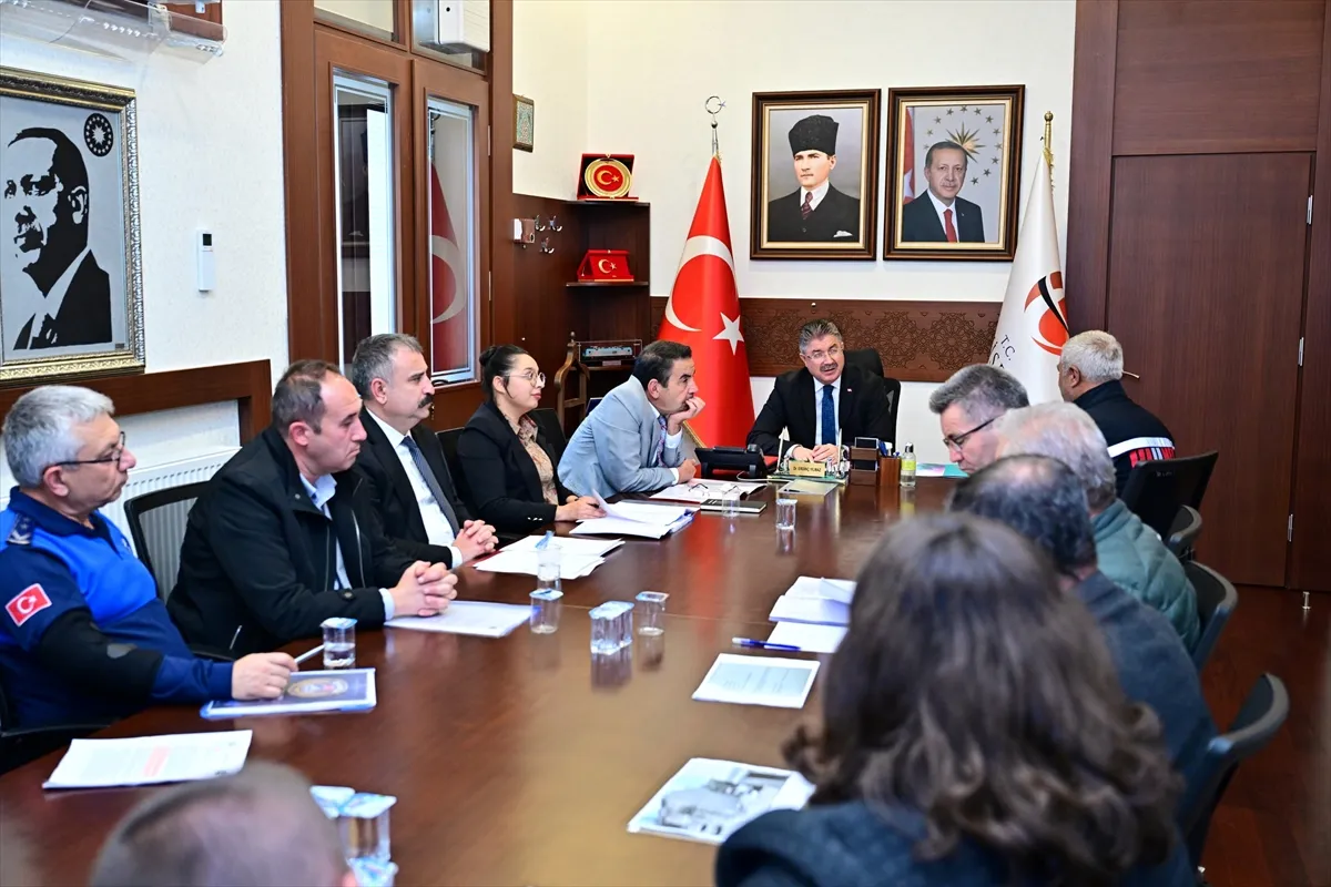 Eskişehir Valisi Yılmaz vatandaşların talep ve sorunlarını dinledi Eskişehir Valisi Yılmaz vatandaşların talep ve sorunlarını dinledi