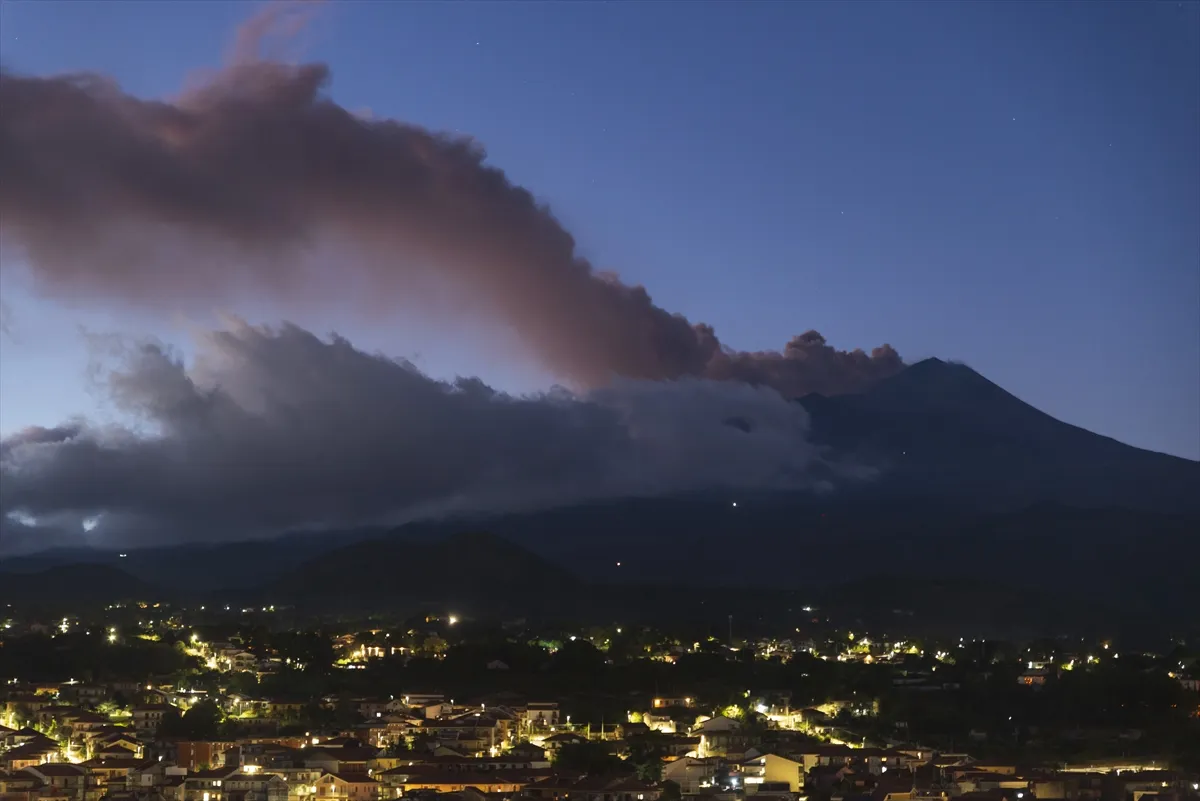 Etna Yanardağı’nın kül püskürtmesi, Katanya Havalimanı’nda uçuşların durdurulmasına neden oldu