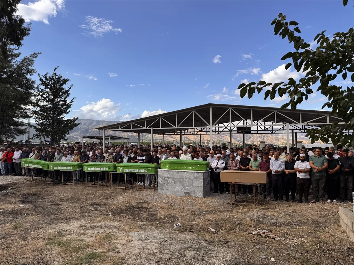 Gaziantep’teki kazada hayatını kaybeden 7 kişinin cenazeleri Hatay’da defnedildi Gaziantep’teki kazada hayatını kaybeden 7 kişinin cenazeleri Hatay’da defnedildi