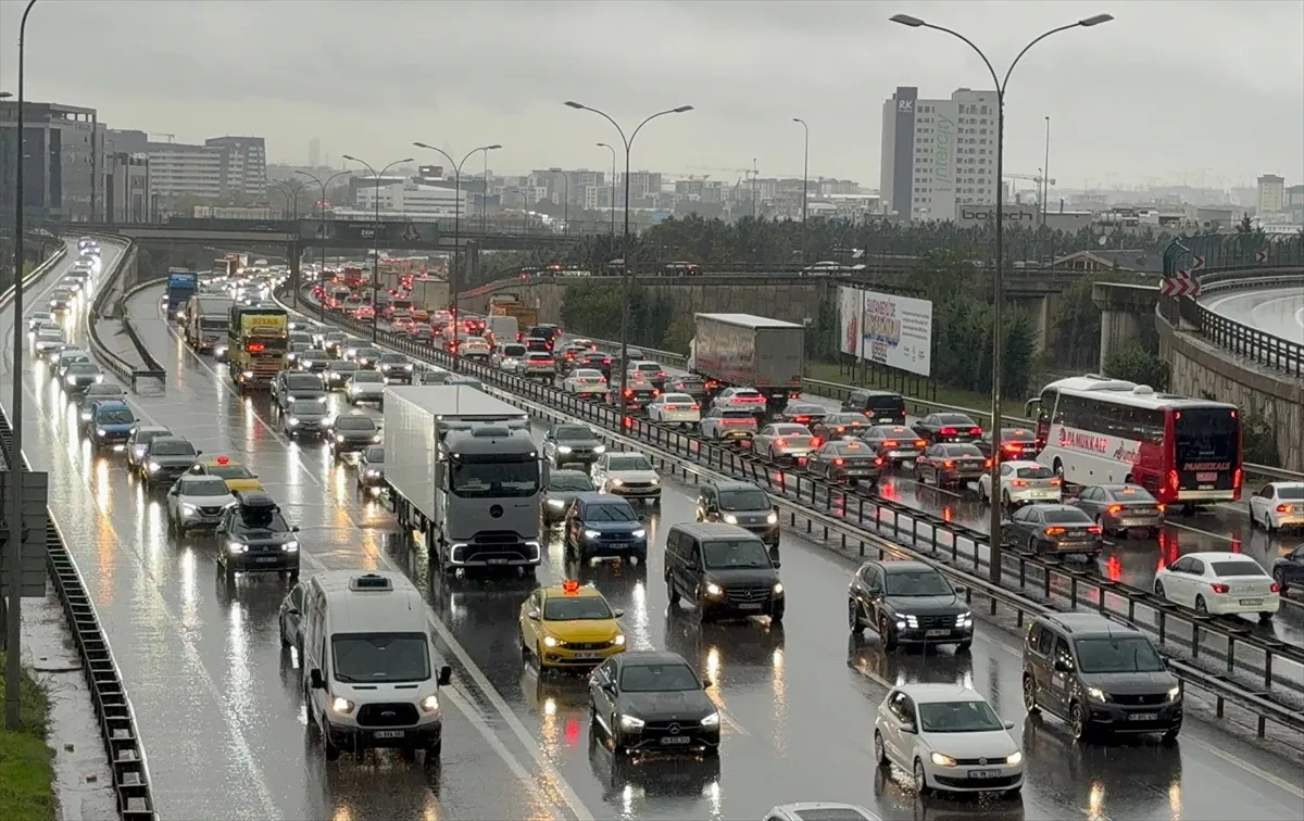 İstanbul’da akşam saatlerinde trafik yoğunluğu yüzde 85’e çıktı İstanbul’da akşam saatlerinde trafik yoğunluğu yüzde 85’e çıktı
