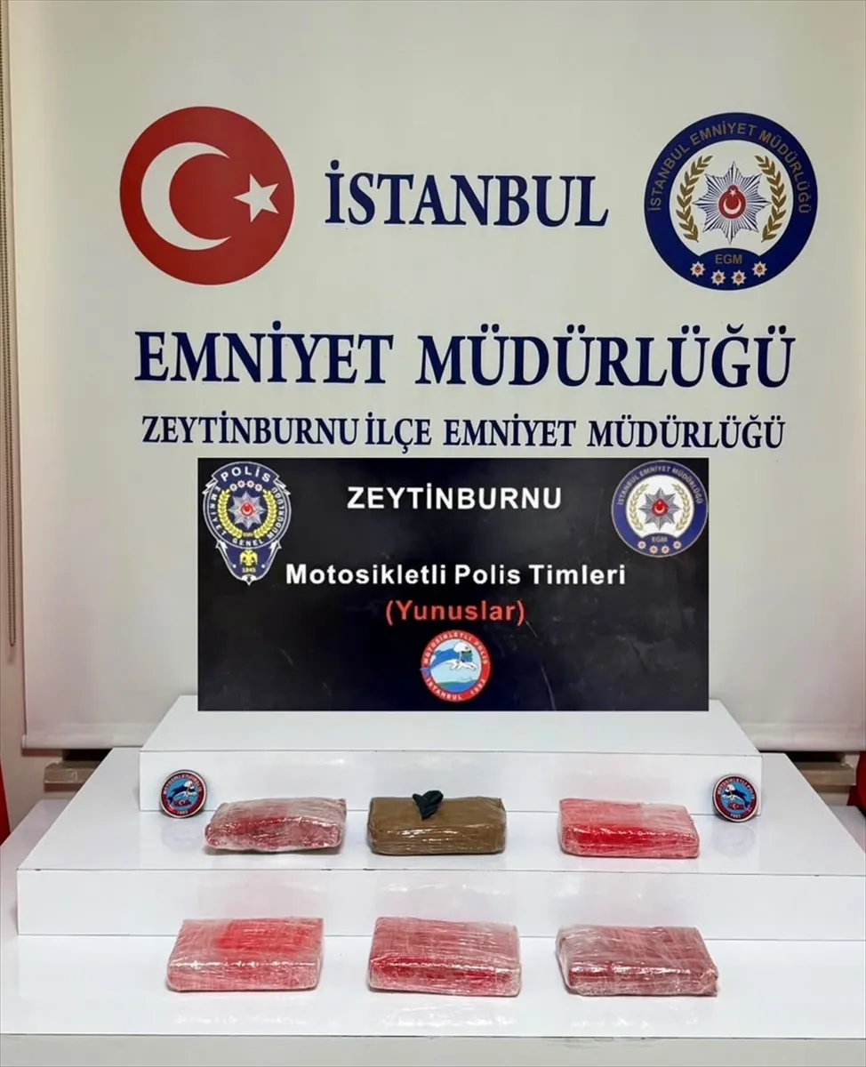 İstanbul’da durdurulan araçta 6 kilo 650 gram uyuşturucu ele geçirildi İstanbul’da durdurulan araçta 6 kilo 650 gram uyuşturucu ele geçirildi