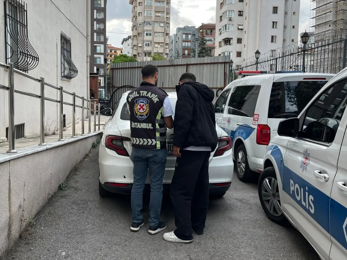 İstanbul’da otomobilin üstünde 2 kişiyi taşıyan sürücüye para cezası İstanbul’da otomobilin üstünde 2 kişiyi taşıyan sürücüye para cezası