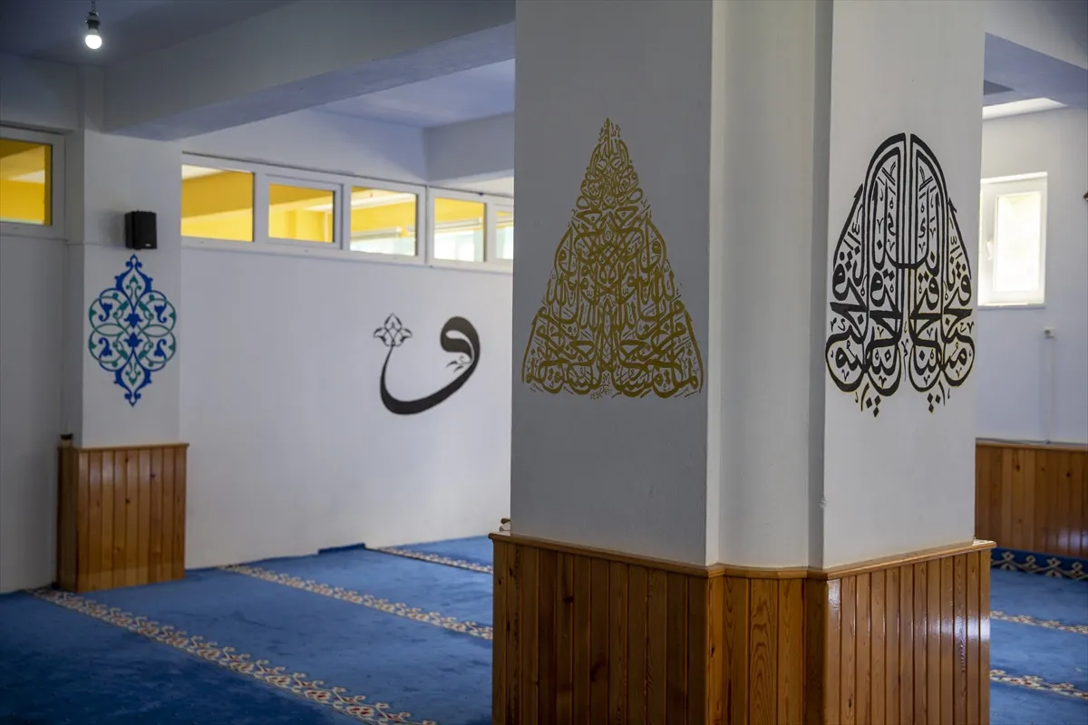 Kadınlar hat sanatını cami ve mescit duvarlarına taşıdı Kadınlar hat sanatını cami ve mescit duvarlarına taşıdı