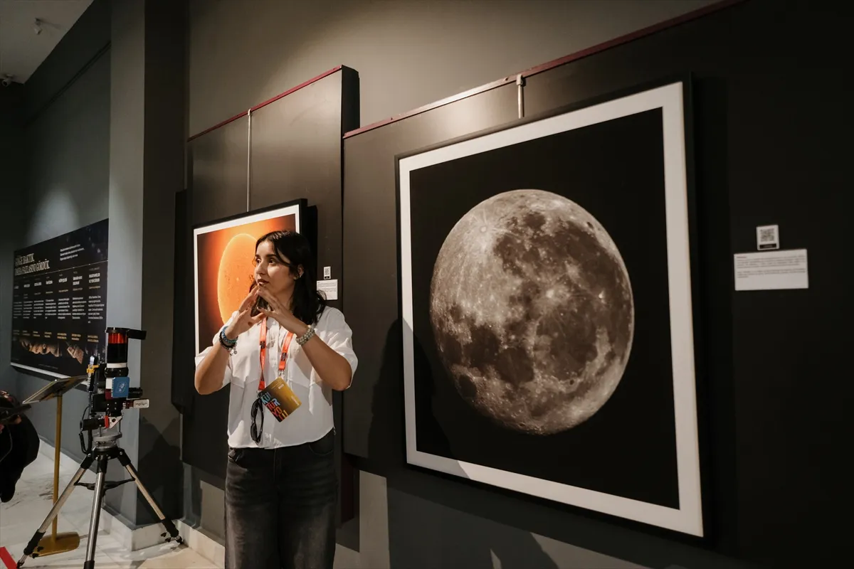 Karanlıkta Parlayanlar astrofotoğraf sergisi Ankara’da ziyaretçilerle buluştu Karanlıkta Parlayanlar astrofotoğraf sergisi Ankara’da ziyaretçilerle buluştu