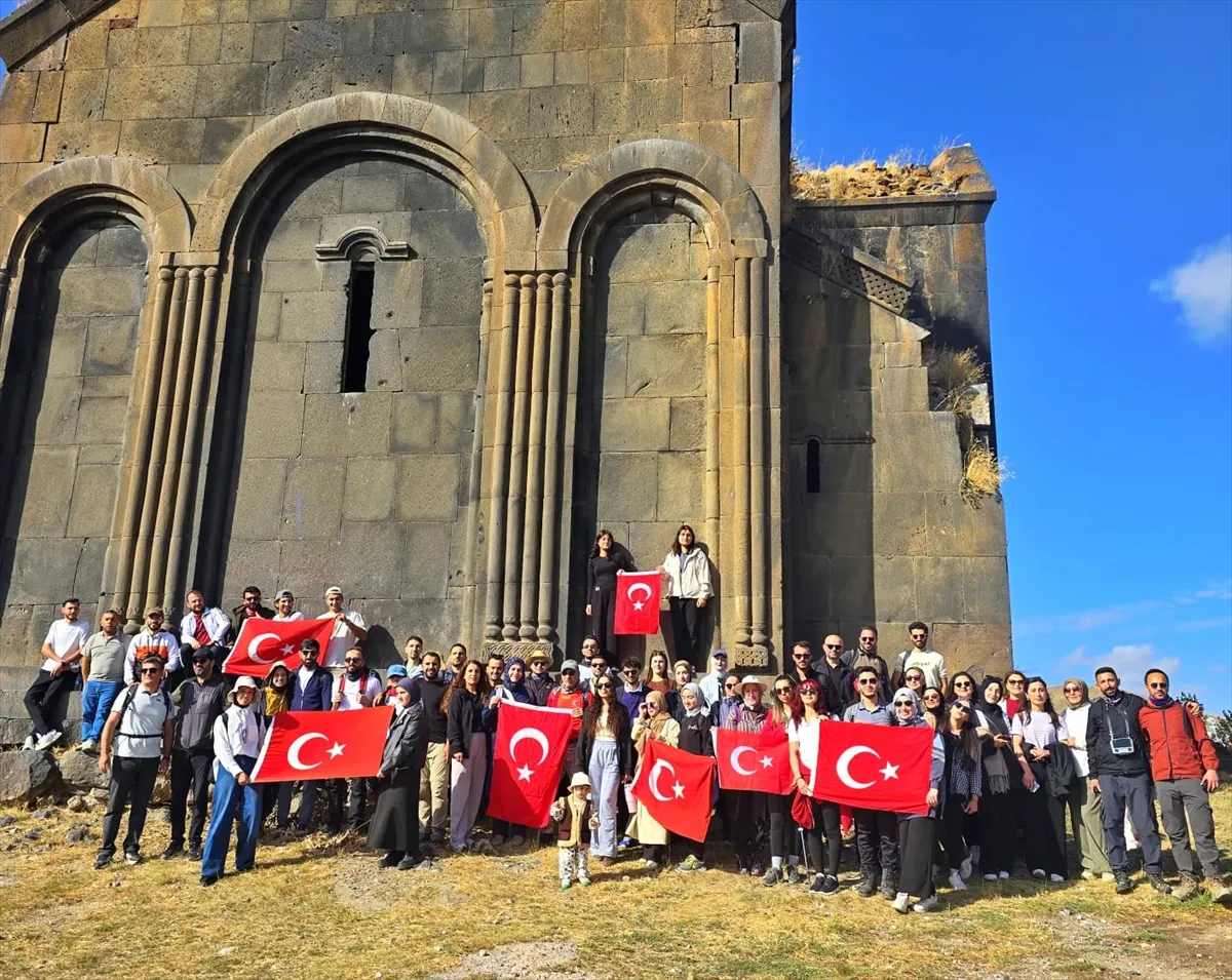Kars’ta doğaseverler 1898 rakımdaki Deniz Gölü’nde çevre temizliği yaptı Kars’ta doğaseverler 1898 rakımdaki Deniz Gölü’nde çevre temizliği yaptı