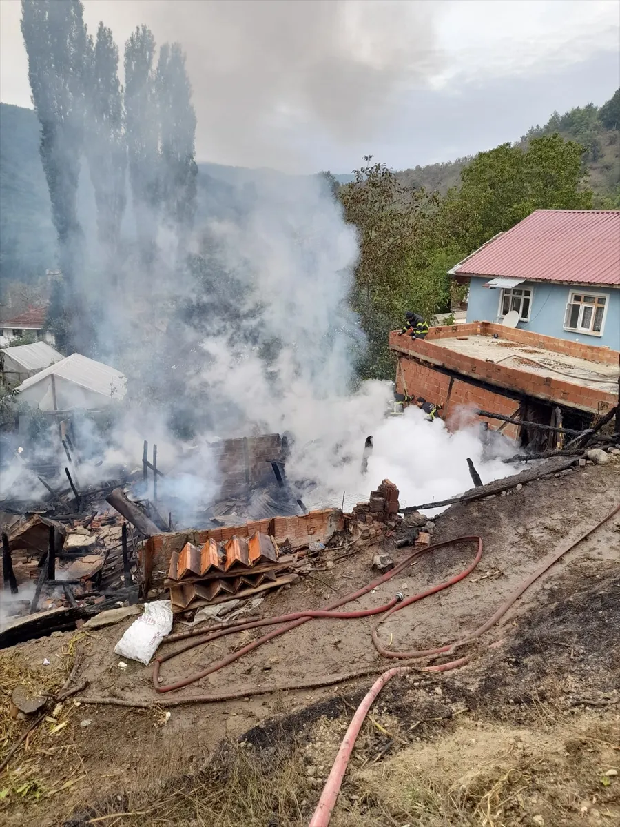Kastamonu’da çıkan yangında ev ve ahır kullanılamaz hale geldi Kastamonu’da çıkan yangında ev ve ahır kullanılamaz hale geldi