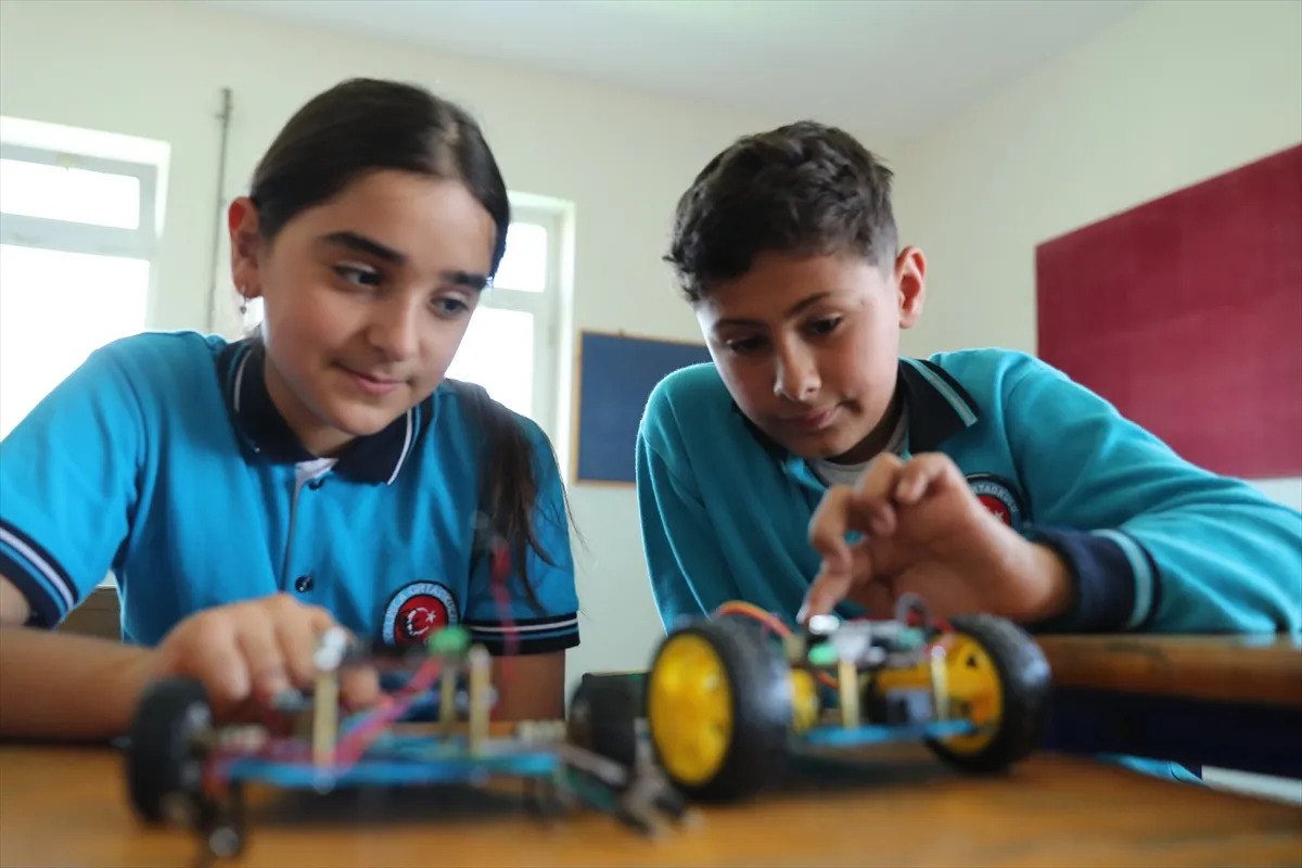 Köy okulunda yapay zekadan robotik kodlamaya uygulamalı teknoloji eğitimi Köy okulunda yapay zekadan robotik kodlamaya uygulamalı teknoloji eğitimi