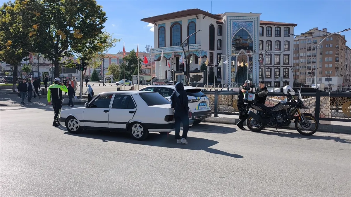 Kütahya’da ehliyetsiz araç kullanan kişiye 221 bin lira ceza Kütahya’da ehliyetsiz araç kullanan kişiye 221 bin lira ceza