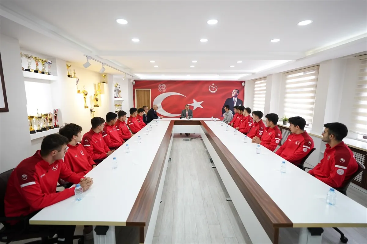 Milli Eğitim Bakanı Tekin, Ankara TVF Spor Lisesinde dünya şampiyonu öğrencilerle buluştu