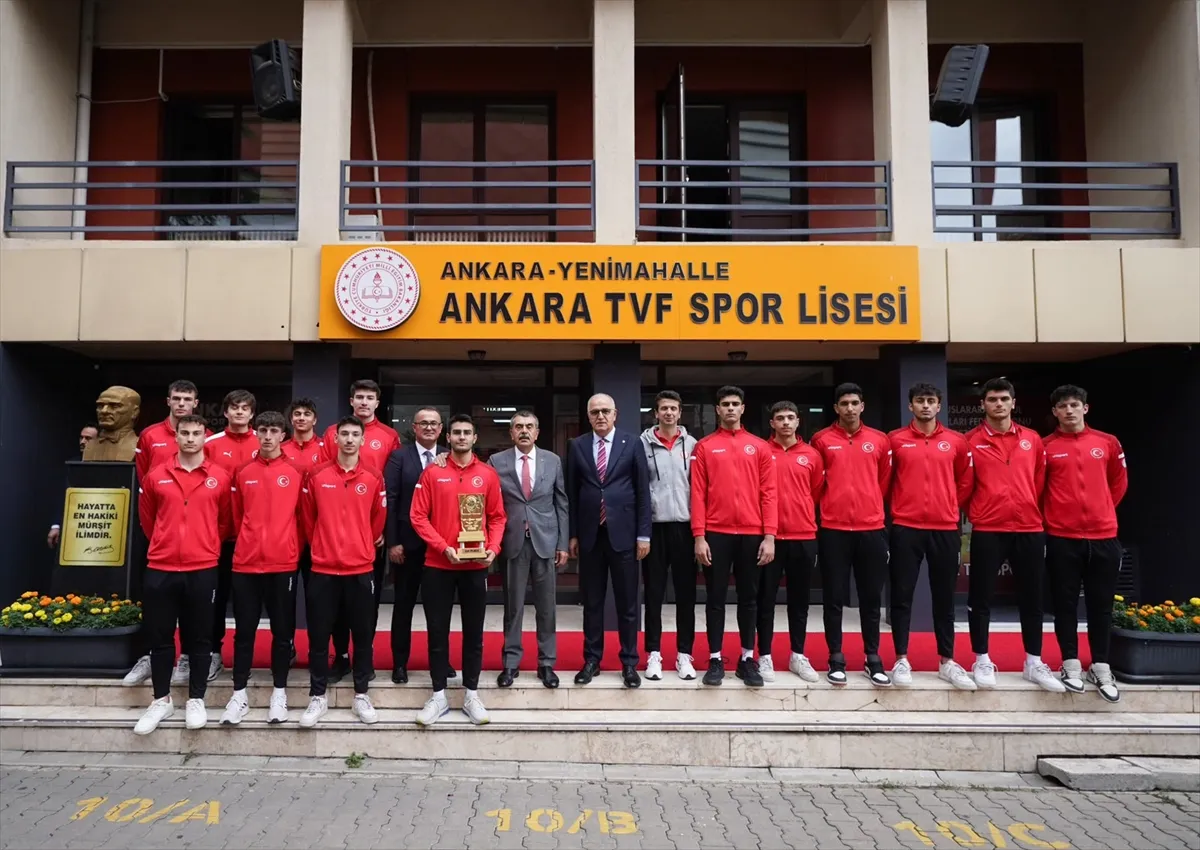 Milli Eğitim Bakanı Tekin, Ankara TVF Spor Lisesinde dünya şampiyonu öğrencilerle buluştu
