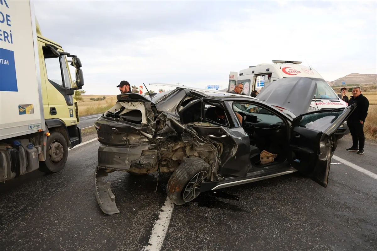 Nevşehir’de iki otomobilin çarpıştığı kazada 2’si çocuk 6 kişi yaralandı Nevşehir’de iki otomobilin çarpıştığı kazada 2’si çocuk 6 kişi yaralandı
