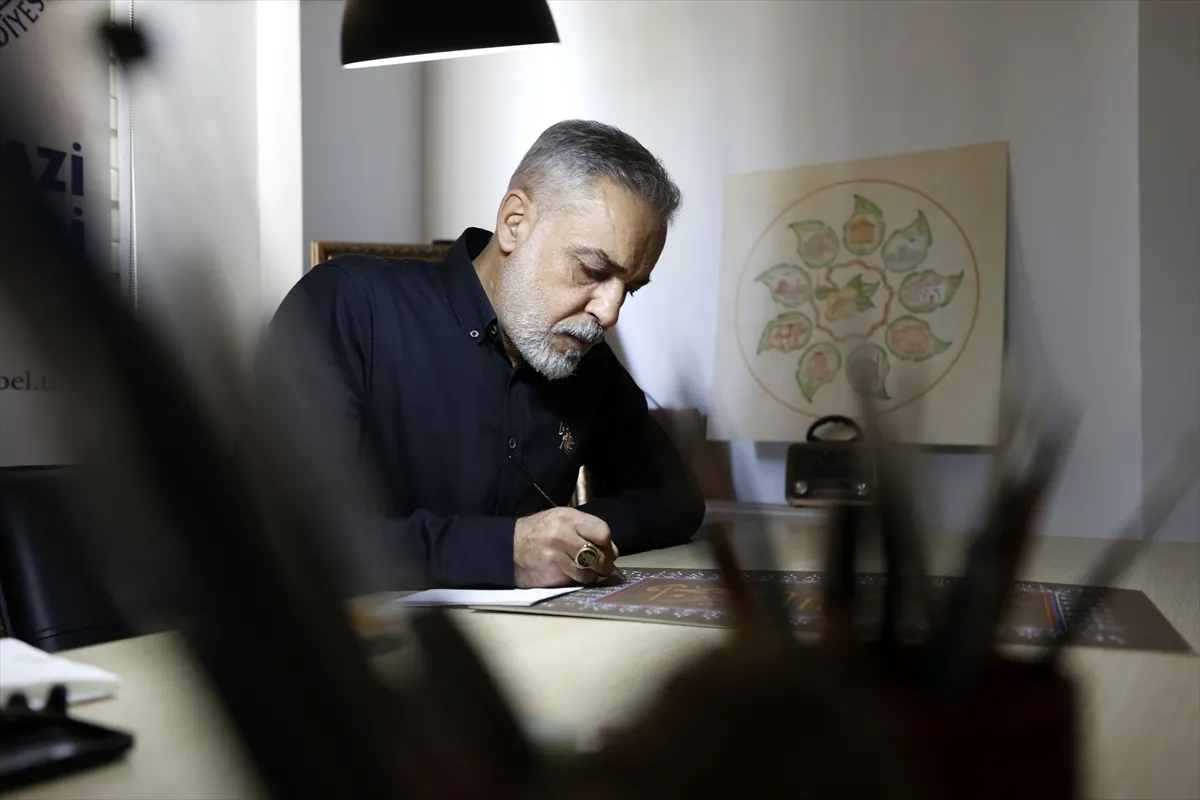 Öğrencilik döneminde ilgi duyduğu motifleri çeyrek asırdır nakşediyor