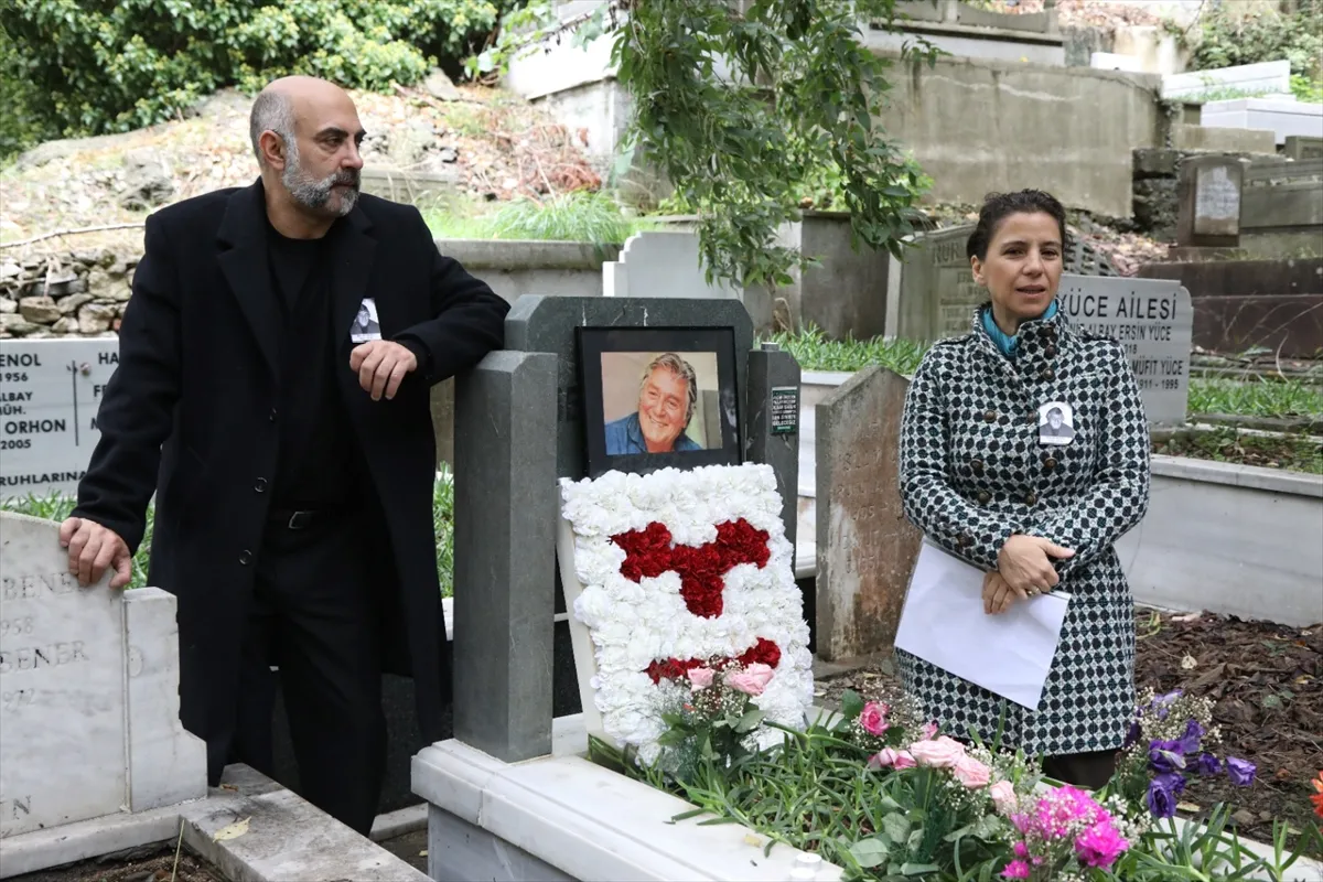 Sanatçı Beklan Algan, vefatının 16. yılında mezarı başında anıldı Sanatçı Beklan Algan, vefatının 16. yılında mezarı başında anıldı