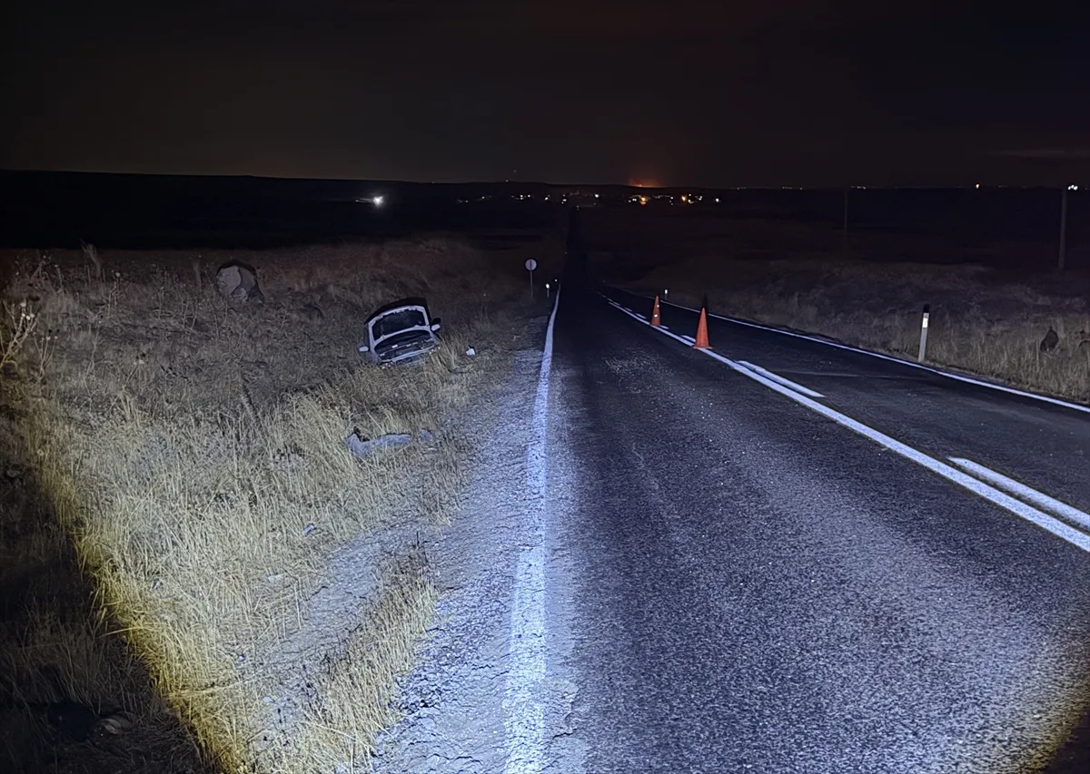 Şanlıurfa’da şarampole devrilen otomobildeki 3 kişi yaralandı Şanlıurfa’da şarampole devrilen otomobildeki 3 kişi yaralandı