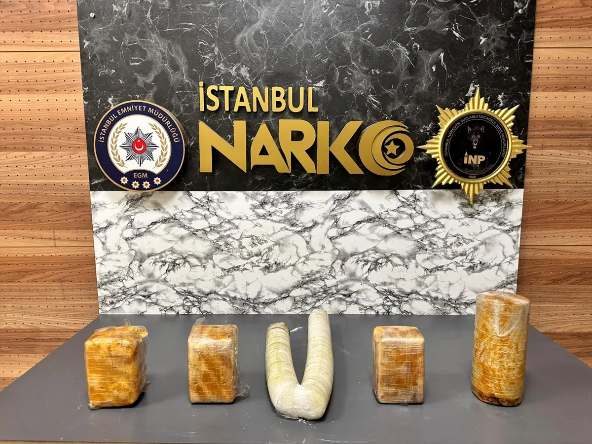Sarıyer’de düzenlenen operasyonda 8 kilo 850 gram uyuşturucu ele geçirildi Sarıyer’de düzenlenen operasyonda 8 kilo 850 gram uyuşturucu ele geçirildi