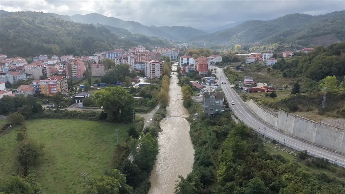 Sinop’ta sağanak sonrası denizin rengi kahverengi oldu
