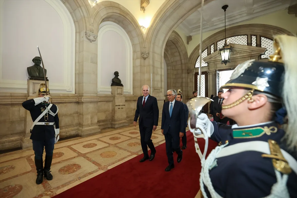 TBMM Başkanı Kurtulmuş, Portekiz’de mevkidaşı Aguiar-Branco tarafından resmi törenle karşılandı TBMM Başkanı Kurtulmuş, Portekiz’de mevkidaşı Aguiar-Branco tarafından resmi törenle karşılandı
