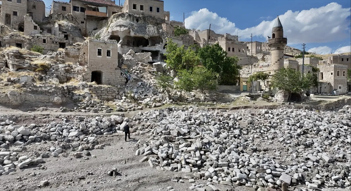 Terk edilen köyündeki camiye 23 yıldır gözü gibi bakıyor Terk edilen köyündeki camiye 23 yıldır gözü gibi bakıyor