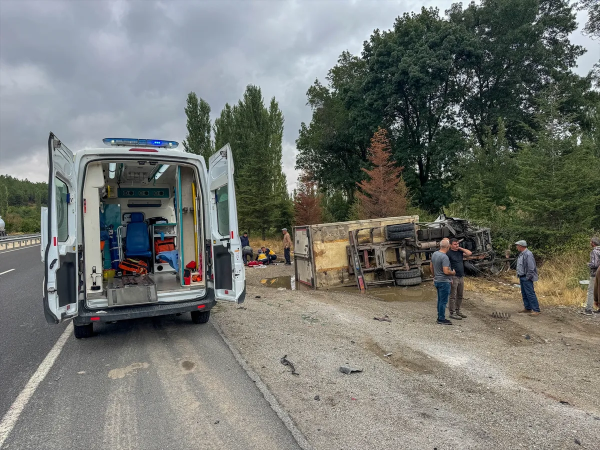 Uşak’ta kamyonet park halindeki otomobile ve iki kardeşe çarptı, 3 kişi yaralandı