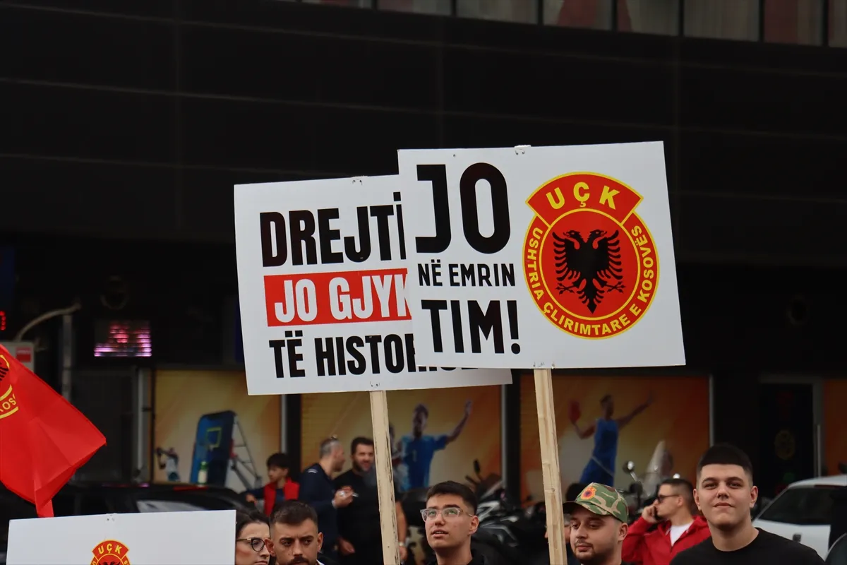 Üsküp’te UÇK komutanlarının Lahey’de hapis cezasına çarptırılmasına karşı gösteri düzenlendi