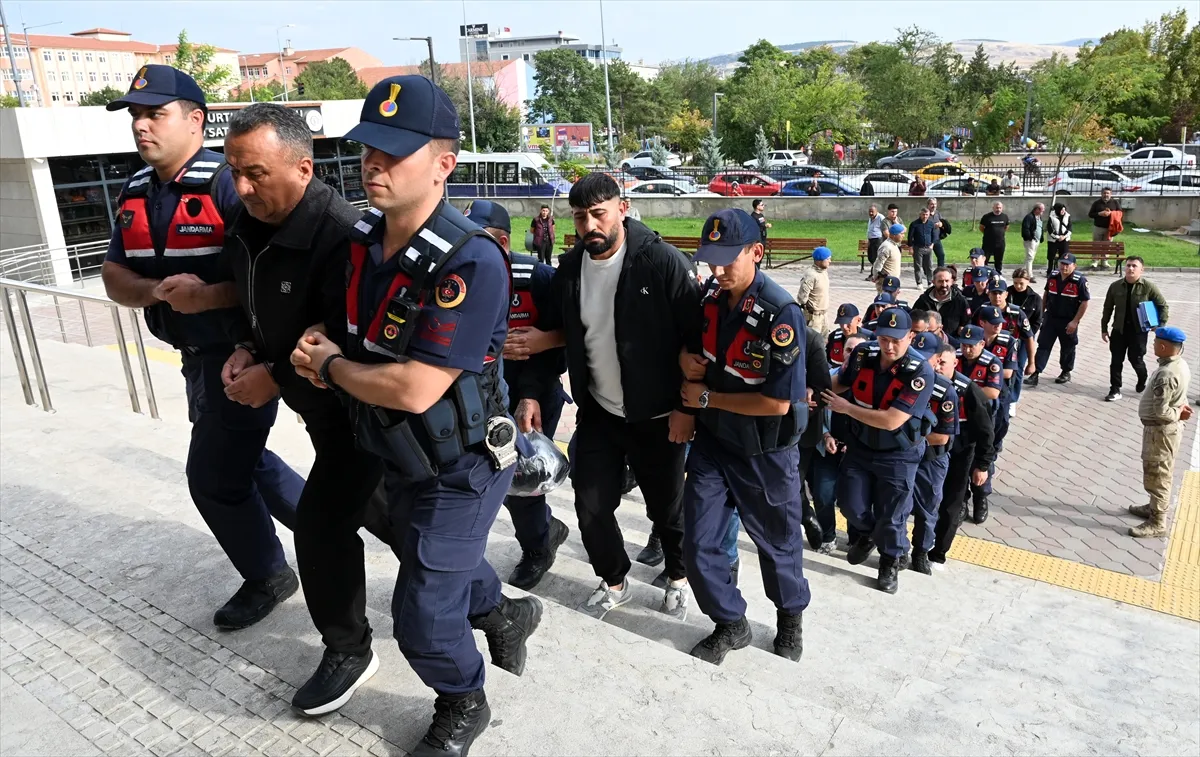 Yahşihan Belediyesine yönelik yolsuzluk operasyonunda gözaltına alınan 35 şüpheli adliyede