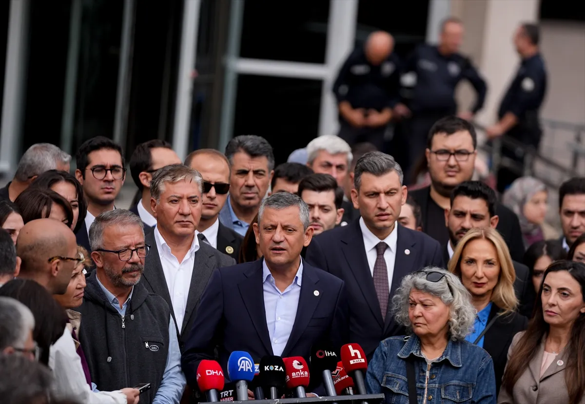 Yeni Parti Genel Başkanı Özel, Ankara Garı terör saldırısı davasını izledi Yeni Parti Genel Başkanı Özel, Ankara Garı terör saldırısı davasını izledi