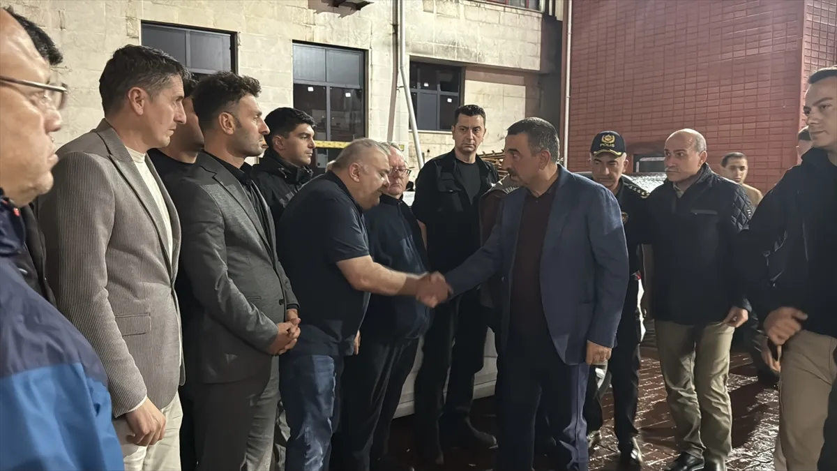 Zonguldak’ta kömür silosuna düşen işçi ağır yaralandı Zonguldak’ta kömür silosuna düşen işçi ağır yaralandı