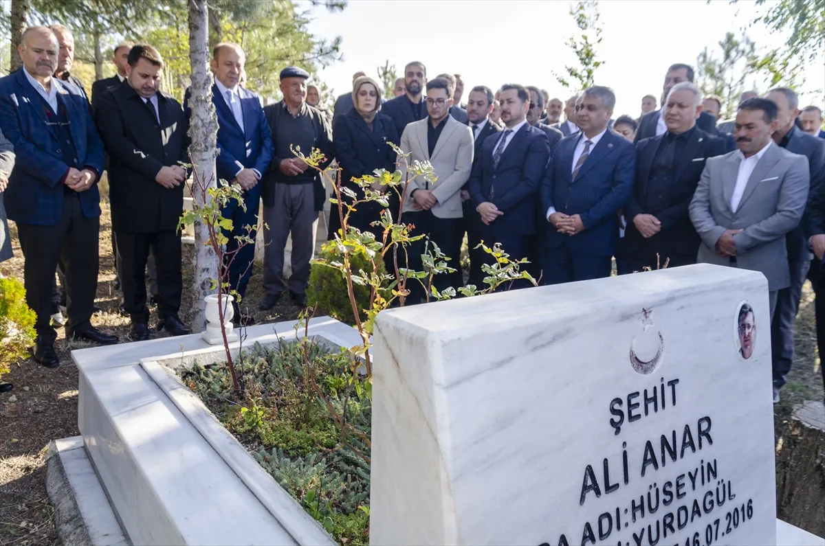 15 Temmuz şehidi muhtar Ali Anar, mezarı başında anıldı 15 Temmuz şehidi muhtar Ali Anar, mezarı başında anıldı