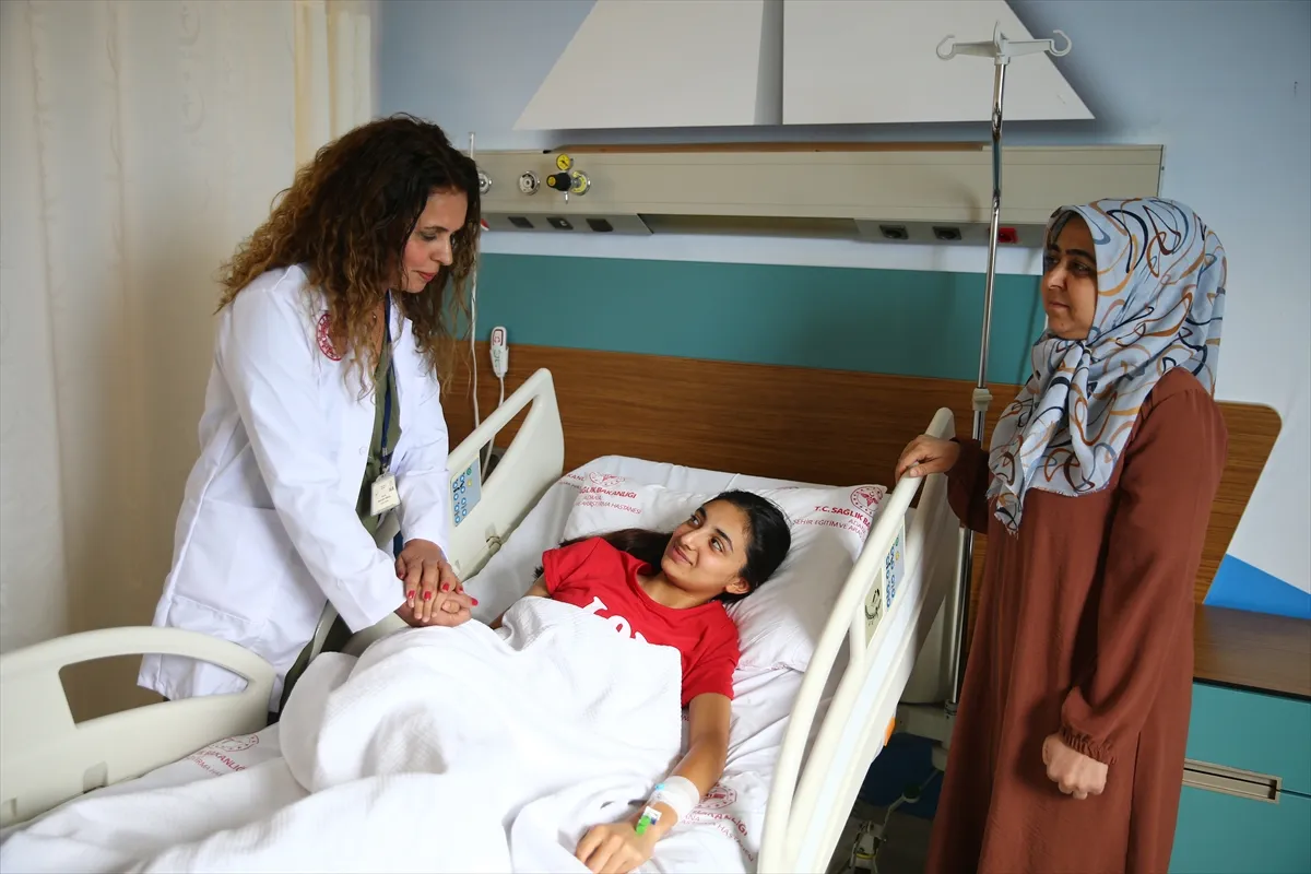 Adana’da 14 yaşındaki hastanın tümörü özel yöntemle çevre dokular korunarak çıkarıldı Adana’da 14 yaşındaki hastanın tümörü özel yöntemle çevre dokular korunarak çıkarıldı