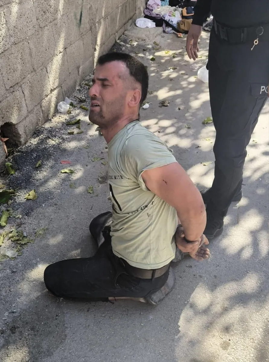Adana’da önüne atladığı aracı çalarak kaçan şüpheli yakalandı