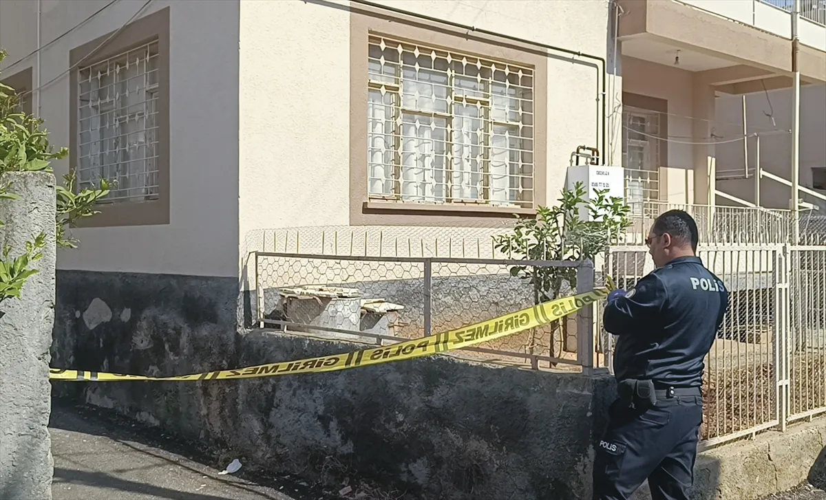 Adana’da tamir için çıktığı damdan düşen işçi hayatını kaybetti Adana’da tamir için çıktığı damdan düşen işçi hayatını kaybetti