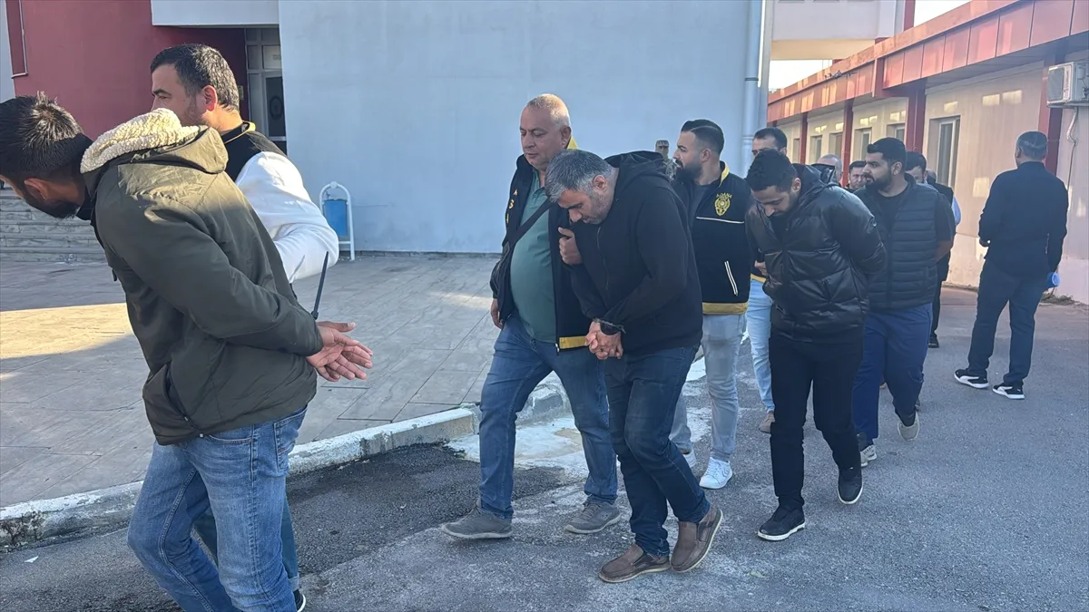 Adana merkezli kurgu trafik kazası soruşturmasında gözaltına alınan 87 şüpheli adliyede