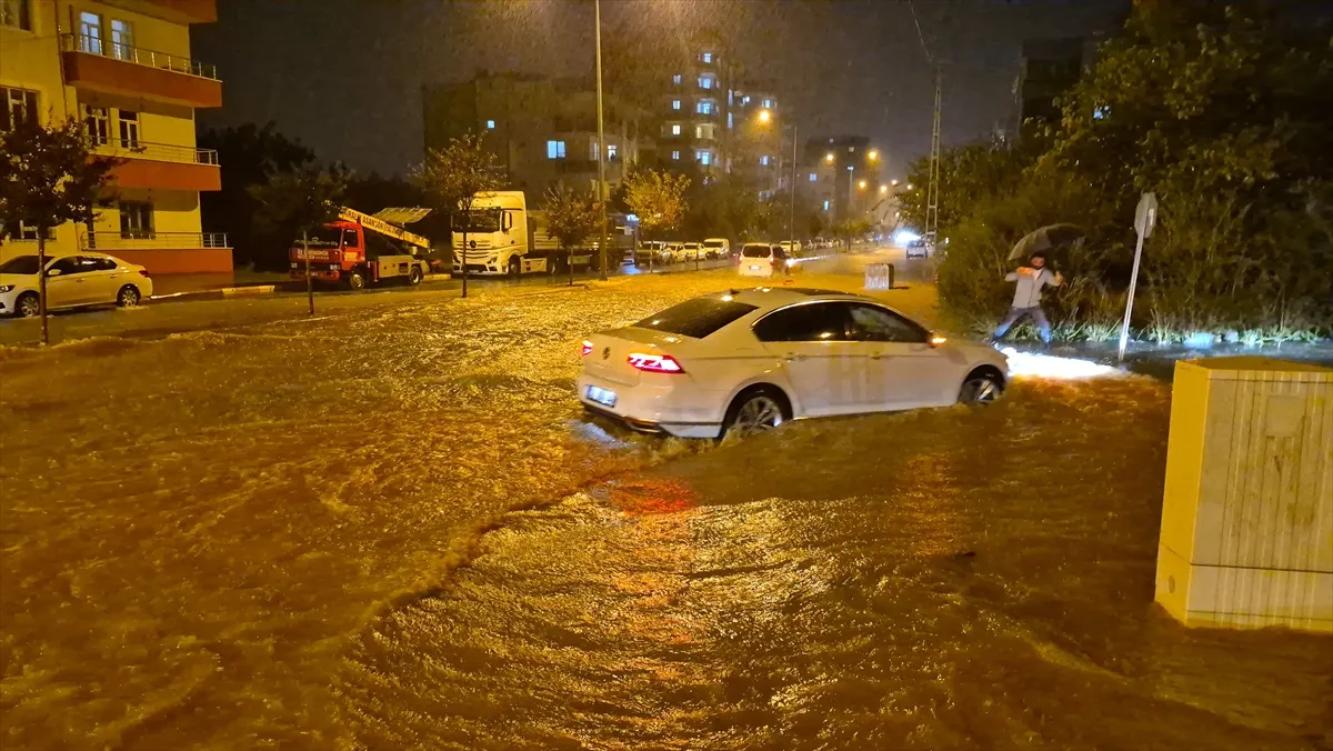Adıyaman’da sağanak cadde ve sokakları su bastı Adıyaman’da sağanak cadde ve sokakları su bastı